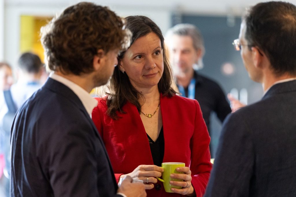 Dr. Maxie Schmidt von Forrester im Gespräch mit zwei Teilnehmern